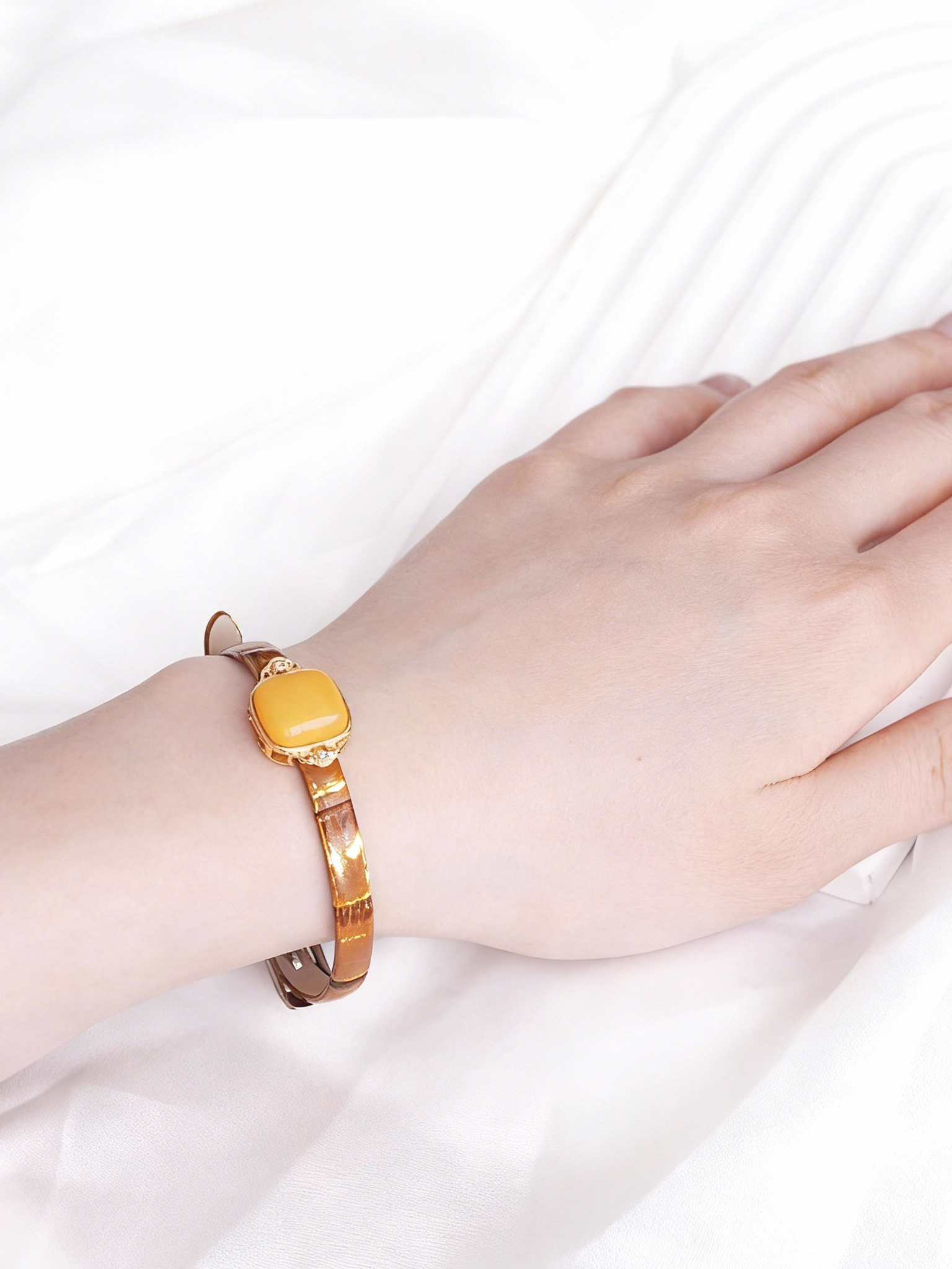 Urban Heritage Butterscotch Amber Leather Bracelet