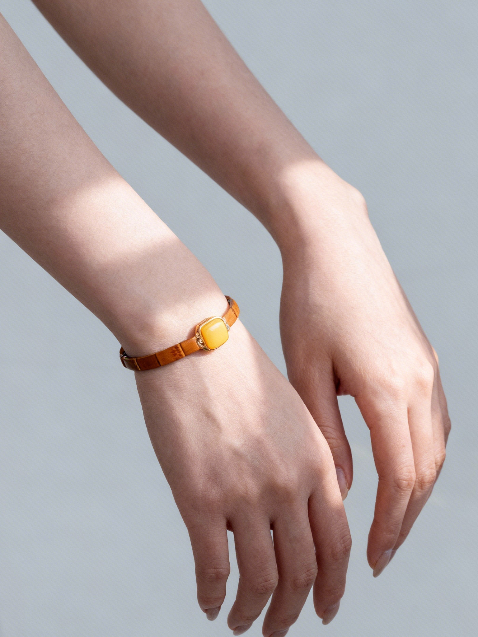 Urban Heritage Butterscotch Amber Leather Bracelet