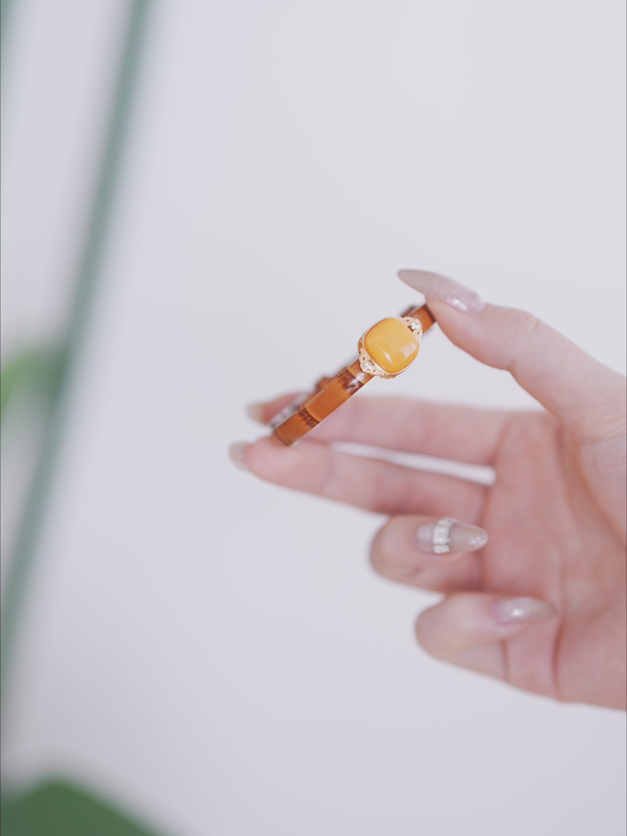 Urban Heritage Butterscotch Amber Leather Bracelet